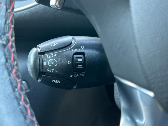 ファブリックスポーツシート　上質な素材と精密な仕上げは、室内全体を落ち着きと高級感で満たしています。