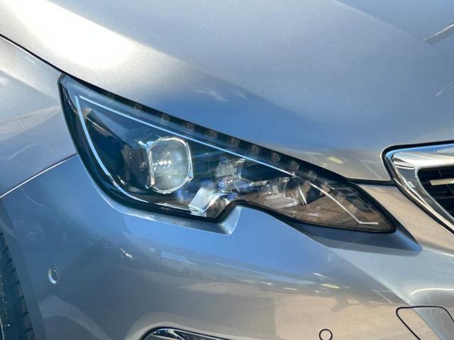 ライオンの爪跡をモチーフにしたテールランプは、プジョーらしい演出です