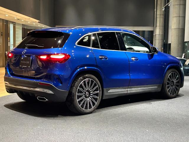 GLAクラス GLA200d 4マチック AMGラインパッケージ 弊社デモカー アドバンスドサウンドシステム アンビエントライト64色 360°カメラ フットトランクオープナー メルセデスケア継承 認定中古車保証 スペクトラルブルー 20インチAMGアルミホイール(3枚目)