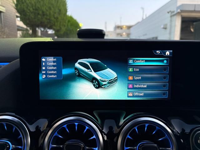 GLAクラス GLA200d 4マチック AMGラインパッケージ 弊社デモカー アドバンスドサウンドシステム アンビエントライト64色 360°カメラ フットトランクオープナー メルセデスケア継承 認定中古車保証 スペクトラルブルー 20インチAMGアルミホイール(51枚目)