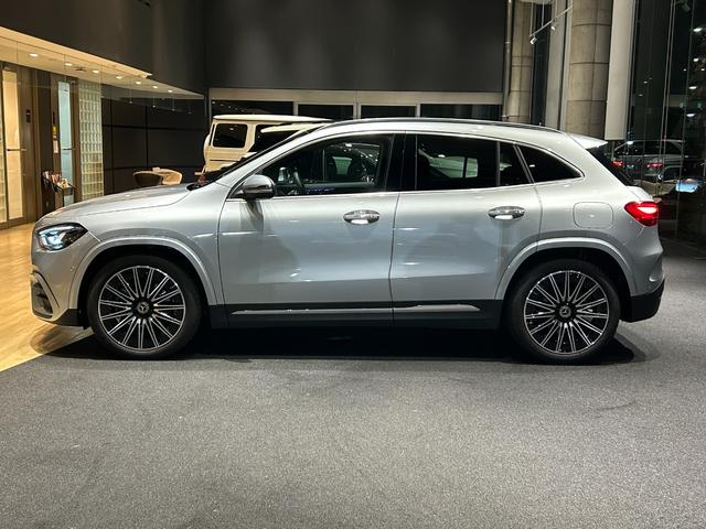 ＧＬＡクラス ＧＬＡ１８０　ＡＭＧラインパッケージ　弊社デモカー　パノラミックスライディングルーフ　プライバシーガラス　アドバンスドサウンドシステム　ドライビングアシスタンスパッケージ　３６０°カメラシステム　フットトランクオープナーメルセデスケア継承（2枚目）