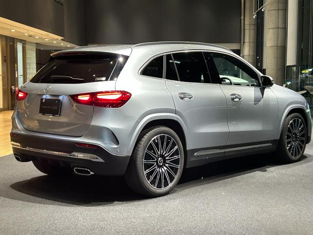 ＧＬＡクラス ＧＬＡ１８０　ＡＭＧラインパッケージ　弊社デモカー　パノラミックスライディングルーフ　プライバシーガラス　アドバンスドサウンドシステム　ドライビングアシスタンスパッケージ　３６０°カメラシステム　フットトランクオープナーメルセデスケア継承（3枚目）