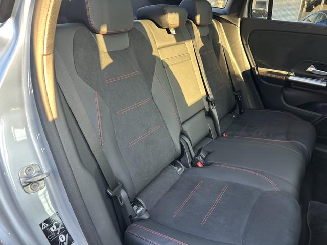 ＧＬＡクラス ＧＬＡ１８０　ＡＭＧラインパッケージ　弊社デモカー　パノラミックスライディングルーフ　プライバシーガラス　アドバンスドサウンドシステム　ドライビングアシスタンスパッケージ　３６０°カメラシステム　フットトランクオープナーメルセデスケア継承（6枚目）