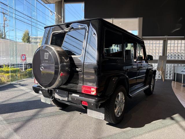 Ｇクラス 　弊社下取／ラグジュアリーＰ／パノラマ／本革／パワーシート／シートヒーター／アンビエントライト／イモビライザー／ラグジュアリーヘッドレスト／５ツインスポークアルミホイール／禁煙車／認定中古車保証（3枚目）