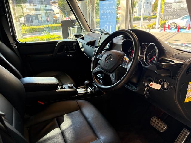 Ｇクラス 　弊社下取／ラグジュアリーＰ／パノラマ／本革／パワーシート／シートヒーター／アンビエントライト／イモビライザー／ラグジュアリーヘッドレスト／５ツインスポークアルミホイール／禁煙車／認定中古車保証（5枚目）