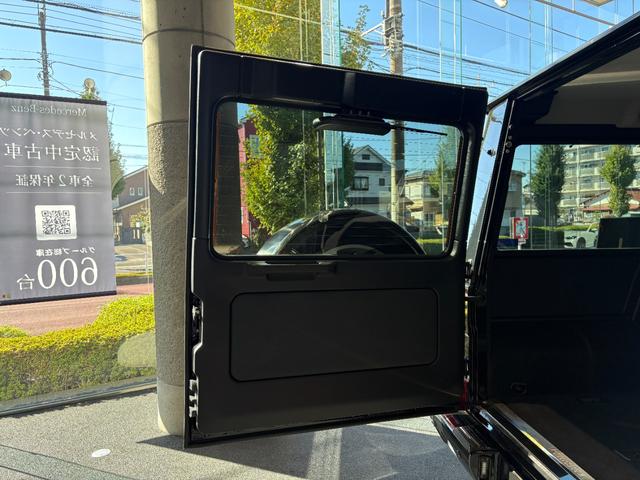 Ｇクラス 　弊社下取／ラグジュアリーＰ／パノラマ／本革／パワーシート／シートヒーター／アンビエントライト／イモビライザー／ラグジュアリーヘッドレスト／５ツインスポークアルミホイール／禁煙車／認定中古車保証（8枚目）