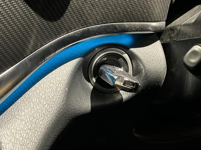 Ｖクラス Ｖ２２０ｄ　アバンギャルド　ＡＭＧライン　弊社下取り／ＡＭＧデザインエクステリア／カーボン調インテリアトリム／３６０°カメラシステム／電動デュアルスライディングドア／本革シート／１９インチＡＭＧ７ツインスポークアルミホイール／認定中古車保証（12枚目）