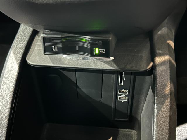 Ｖクラス Ｖ２２０ｄ　アバンギャルド　ＡＭＧライン　弊社下取り／ＡＭＧデザインエクステリア／カーボン調インテリアトリム／３６０°カメラシステム／電動デュアルスライディングドア／本革シート／１９インチＡＭＧ７ツインスポークアルミホイール／認定中古車保証（18枚目）