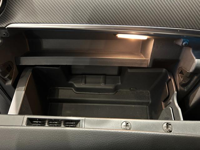 Ｖクラス Ｖ２２０ｄ　アバンギャルド　ＡＭＧライン　弊社下取り／ＡＭＧデザインエクステリア／カーボン調インテリアトリム／３６０°カメラシステム／電動デュアルスライディングドア／本革シート／１９インチＡＭＧ７ツインスポークアルミホイール／認定中古車保証（52枚目）