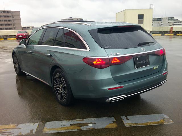 Ｅクラスステーションワゴン Ｅ３００　ステーションワゴン　エクスクルーシブ　レザーエクスクルーシブパッケージ　デジタルインテリアパッケージ　Ｂｌｕｅｔｏｏｔｈ接続　ＥＴＣ　ＬＥＤヘッドライト　ＴＶ　アイドリングストップ　クルーズコントロール　サイドカメラ（4枚目）