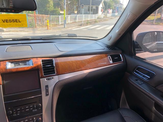 キャデラックエスカレード 国内新規　プラチナム　ＥＳＶ　最終型マイナーチェンジモデル　国内新規　マイナーチェンジモデル　プラチナムエディション　ＥＳＶ　純正デュアルマフラー　後期型黒プラチナム内装　並行車専用５連ＬＥＤヘッドライト　ブラックアイスメタリックボディ　オプション２２ＡＷ（32枚目）