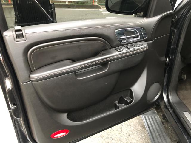 キャデラックエスカレード 国内新規　プラチナム　ＥＳＶ　最終型マイナーチェンジモデル　国内新規　マイナーチェンジモデル　プラチナムエディション　ＥＳＶ　純正デュアルマフラー　後期型黒プラチナム内装　並行車専用５連ＬＥＤヘッドライト　ブラックアイスメタリックボディ　オプション２２ＡＷ（52枚目）