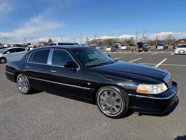 リンカーン・タウンカー ＣＡＲＦＡＸ有　実走行　フルノーマル　オリジナル　カルティエ　ＣＡＲＦＡＸ有　実走行証明書付き　フルノーマル　オリジナル　最終カルティエ　サンルーフ　ベージュインテリア　純正クロームＡＷ　ホワイトリボンタイヤ　ＨＤＤナビ　地デジ（3枚目）
