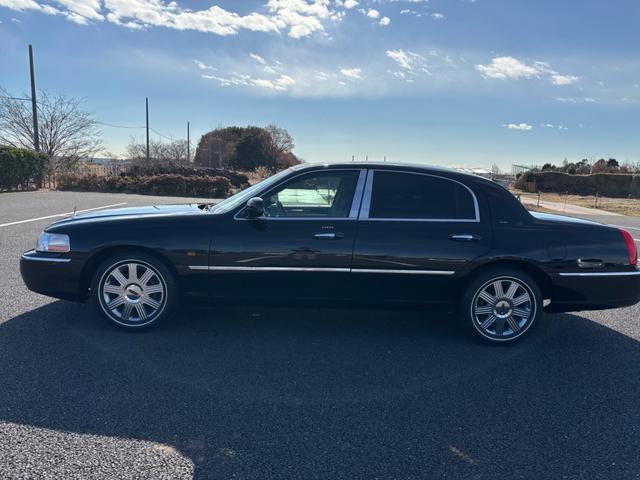 リンカーン・タウンカー ＣＡＲＦＡＸ有　実走行　フルノーマル　オリジナル　カルティエ　ＣＡＲＦＡＸ有　実走行証明書付き　フルノーマル　オリジナル　最終カルティエ　サンルーフ　ベージュインテリア　純正クロームＡＷ　ホワイトリボンタイヤ　ＨＤＤナビ　地デジ（10枚目）