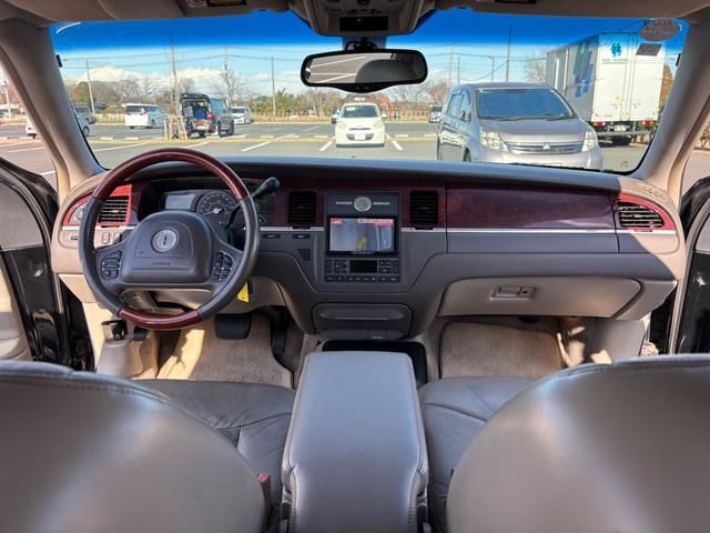 リンカーン・タウンカー ＣＡＲＦＡＸ有　実走行　フルノーマル　オリジナル　カルティエ　ＣＡＲＦＡＸ有　実走行証明書付き　フルノーマル　オリジナル　最終カルティエ　サンルーフ　ベージュインテリア　純正クロームＡＷ　ホワイトリボンタイヤ　ＨＤＤナビ　地デジ（19枚目）