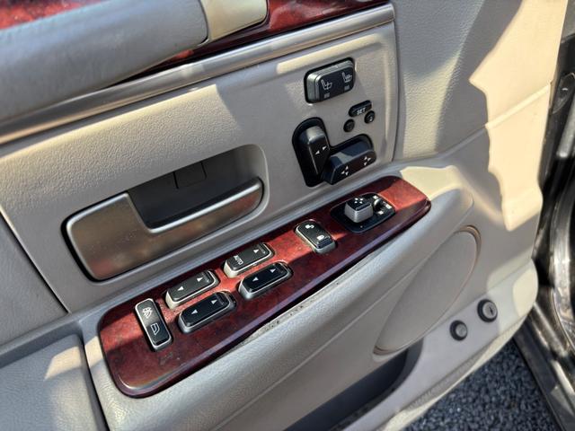 リンカーン・タウンカー ＣＡＲＦＡＸ有　実走行　フルノーマル　オリジナル　カルティエ　ＣＡＲＦＡＸ有　実走行証明書付き　フルノーマル　オリジナル　最終カルティエ　サンルーフ　ベージュインテリア　純正クロームＡＷ　ホワイトリボンタイヤ　ＨＤＤナビ　地デジ（36枚目）