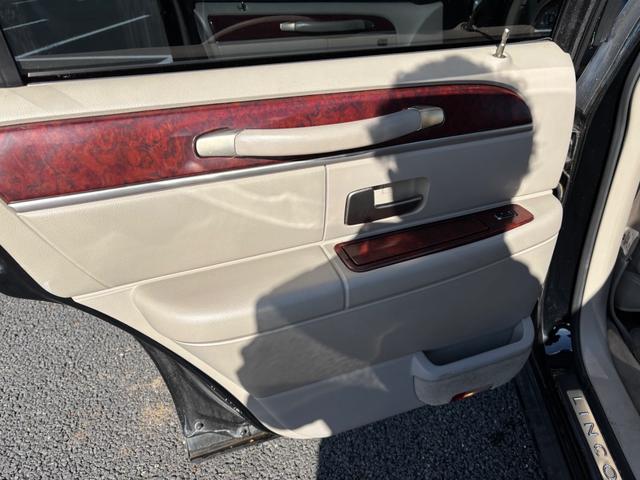 リンカーン・タウンカー ＣＡＲＦＡＸ有　実走行　フルノーマル　オリジナル　カルティエ　ＣＡＲＦＡＸ有　実走行証明書付き　フルノーマル　オリジナル　最終カルティエ　サンルーフ　ベージュインテリア　純正クロームＡＷ　ホワイトリボンタイヤ　ＨＤＤナビ　地デジ（37枚目）