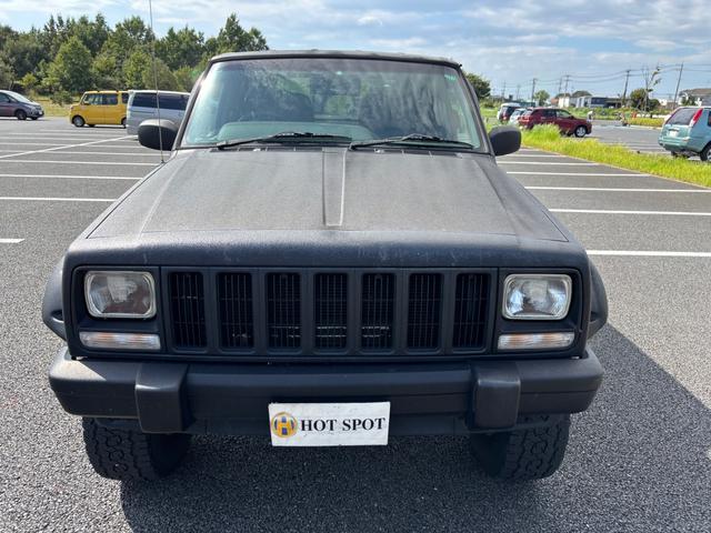 ジープ・チェロキー オーバーフェンダー　リフトアップ　サイドステップ　４ＷＤ　ラプターブラックペイント　オーバーフェンダー　社外マフラー　リフトアップ　チューブサイドステップ　バセットホイール　スペア―キー　新品オルタネーター　新品水廻り　天井張り張り替え交換済（8枚目）