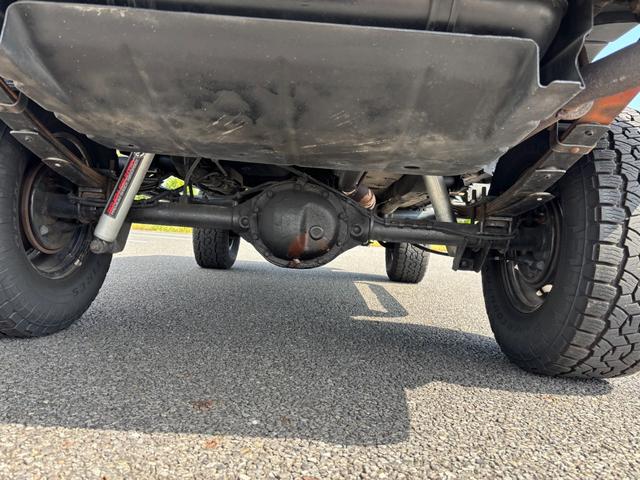 ジープ・チェロキー オーバーフェンダー　リフトアップ　サイドステップ　４ＷＤ　ラプターブラックペイント　オーバーフェンダー　社外マフラー　リフトアップ　チューブサイドステップ　バセットホイール　スペア―キー　新品オルタネーター　新品水廻り　天井張り張り替え交換済（22枚目）