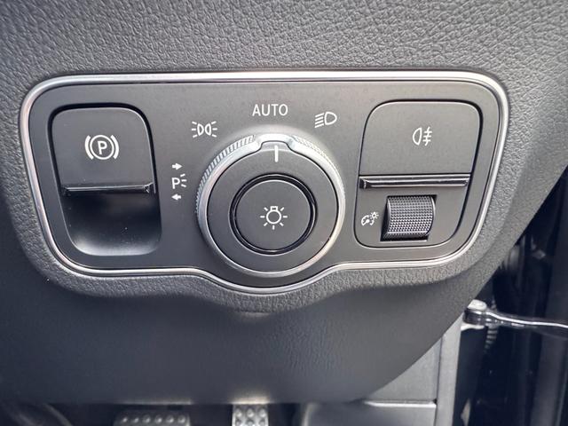 GLAクラス GLA200d 4マチック AMGラインパッケージ ドライビングアシスタンスパッケージ 360°カメラシステム アダプティブハイビームアシスト・プラス 本革巻スポーツステアリング(ナッパレザー) AMGラインパッケージ マルチビームLEDヘッドライト(43枚目)