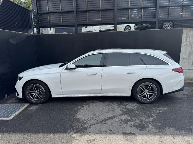 Eクラスステーションワゴン E220dステションワゴンアバギャルドAMGラインP AMGラインパッケージ・デジタルインテリアパッケージ・レザーエクスクルーシブパッケージ・アドバンスドパッケージ・パノラミックスライディングルーフ・オパリスホワイト(6枚目)