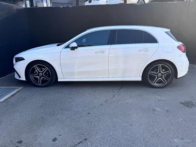 Ａクラス Ａ２００ｄ　ＡＭＧラインパッケージ　ドライビングアシスタンスパッケージ　ＡＭＧラインパッケージ　ダイレクトステアリング　アダプティブハイビームアシスト・プラス　本革巻スポーツステアリング　１８インチＡＭＧアルミホイール（ＲＱＴ）（9枚目）