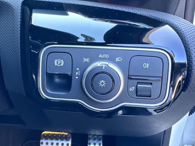 Ａクラス Ａ２００ｄ　ＡＭＧラインパッケージ　ドライビングアシスタンスパッケージ　ＡＭＧラインパッケージ　ダイレクトステアリング　アダプティブハイビームアシスト・プラス　本革巻スポーツステアリング　１８インチＡＭＧアルミホイール（ＲＱＴ）（39枚目）