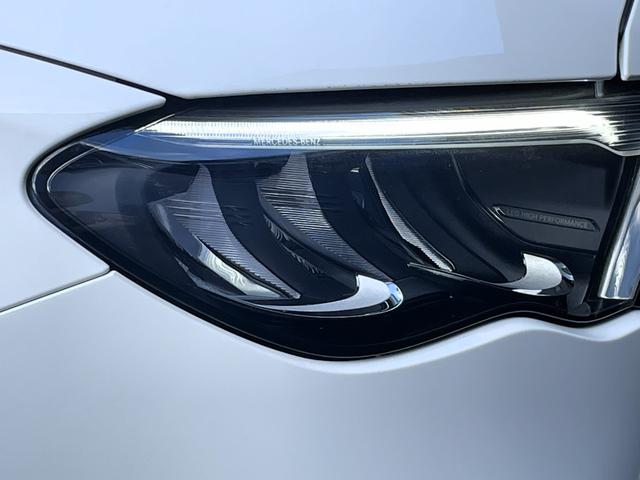 メルセデス・ベンツのヘッドライトはヘッドライトをいち早く点灯させ、周囲に対して自車の存在をアピールし、被視認性を高めて交通事故を減らそうという考えなのです。これこそが、メルセデスの安全哲学です。