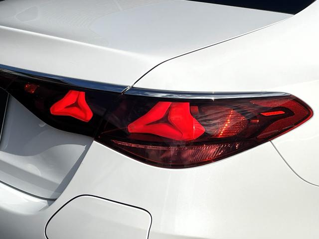 個性的なデザインのテールライトは遠くからでも視認しやすいデザインと高級感の演出が大変人気です。