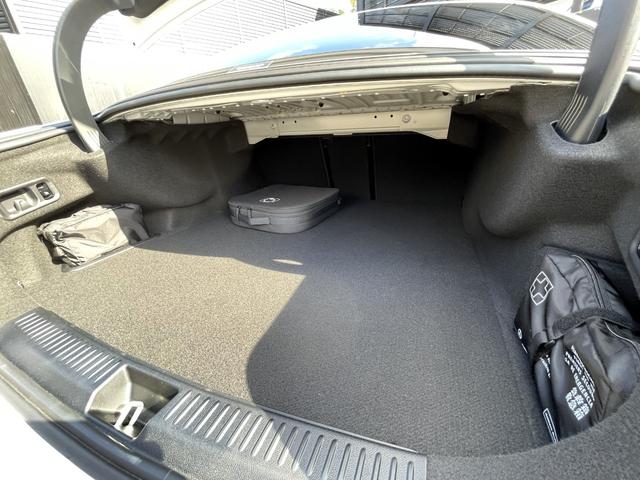 トランクの広さもゴルフバックを収納出来る広々としたスペースがございます。また、必要の応じて分割可倒式のリアシートを倒して頂く事により更に広いトランクスペースを確保して頂く事が可能でございます。