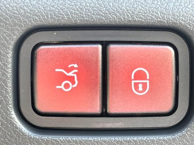 電動トランクランクゲート・フットトランクオープナー付きでございますので手がふさがっていてもフットセンサーを操作すればトランクの自動開閉を行う事が出来ます。