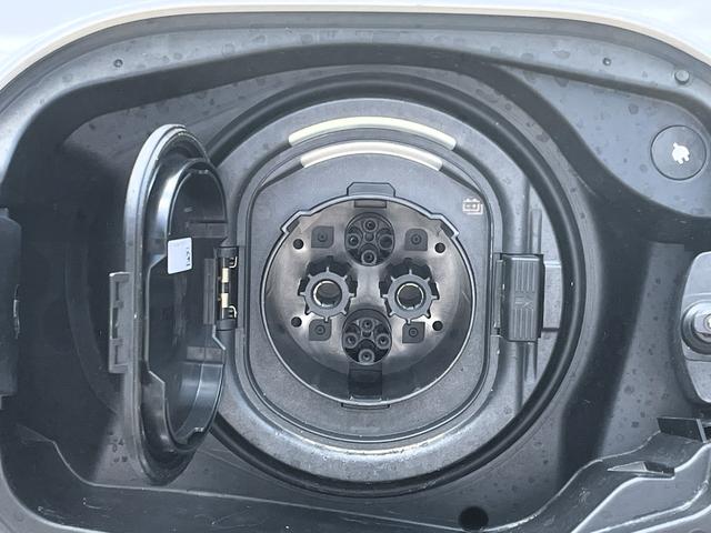 急速充電器専用の充電口です。遠方のお出かけなど給電が必要な時はＣＨＡｄｅＭＯ規格の急速充電器で充電可能です。充電には専用チャージカード又は外部サービスの契約が別途必要となります。