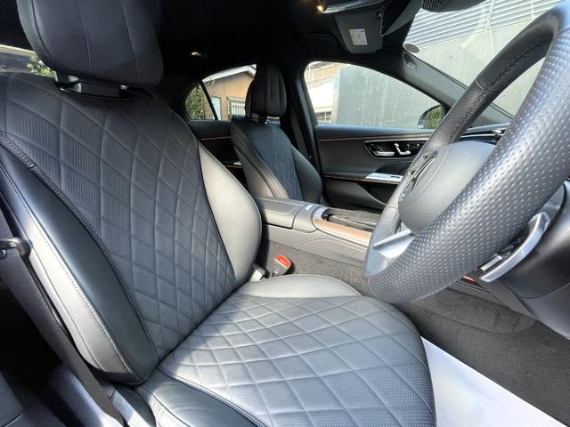 メルセデスのシート形状・硬さは人間工学・生理学に基づき設計されており、長距離・長時間のドライブでも疲れにくい設計されております。