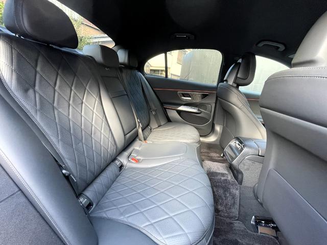 乗員全員が快適なドライブを楽しむことができることや「呼吸するシート」と呼ばれるほど通気性が高い本革シートは、暑い夏でも快適で疲れにくいと好評頂いております。