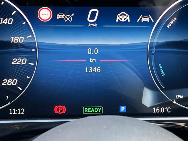 大型の液晶スピードメーターは高級感を演出しており視認性も好評いただいております。