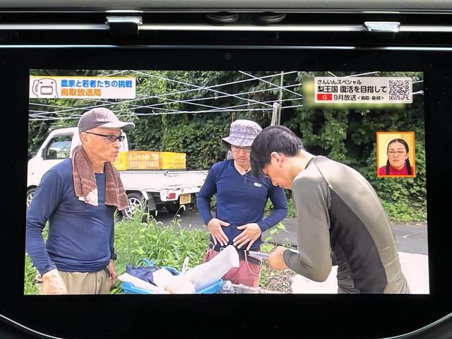 純正テレビチューナーが装着されておりますのでフルセグ受信が可能でございます。※走行中は音声のみでお楽しみくださいませ。