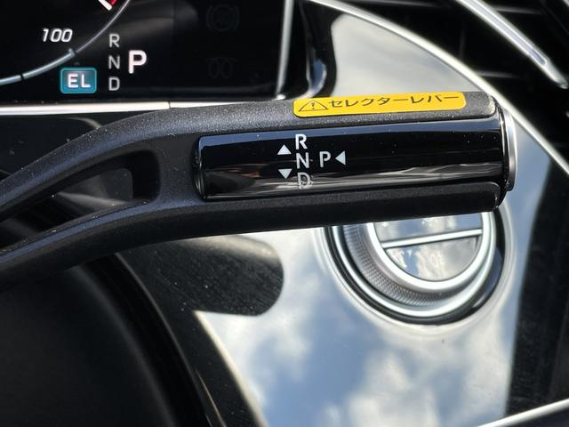 メルセデス・ベンツはコラムシフトを採用しております。　それはハンドルから手を離すことなく操作が出来る様に考え、突発的に起こる事故を未然に防げるようにと考えて設計しています。