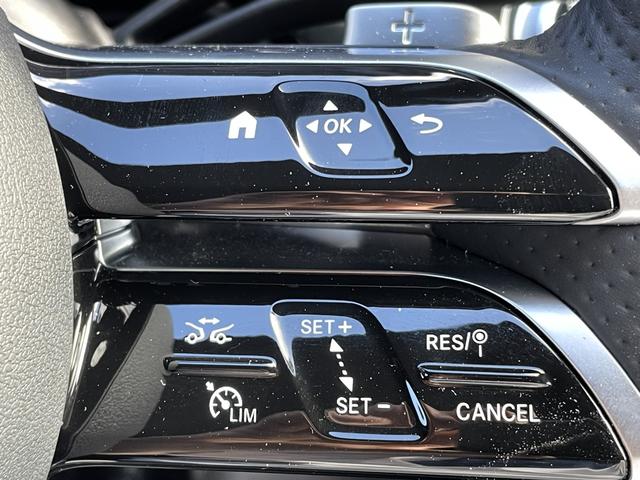 ステアリング左側に設置されている操作部は、ボリューム調整や電話の通話が操作が出来ます。