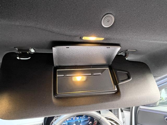 運転席・助手席側のサンバイザーにはお化粧直しに必要な大型のバニティミラーと照明が配置されております。