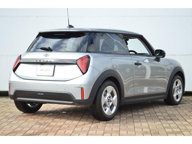ＭＩＮＩ クーパーＣ　エッセンシャル・トリム　正規認定中古車　ワンオーナー　走行１８００ｋｍ　純正ナビ　バックカメラ　ＡＣＣ　障害物センサー　ヘッドアップディスプレイ　ＥＴＣ車載器　ワイヤレス充電器　アンビエントライト　ＬＥＤヘッドライト（3枚目）