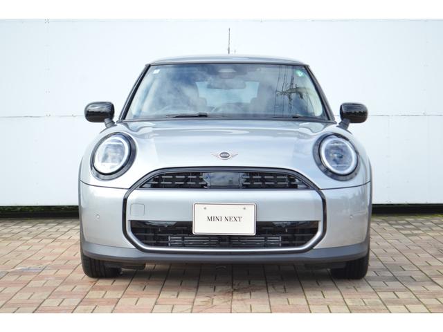 ＭＩＮＩ クーパーＣ　エッセンシャル・トリム　正規認定中古車　ワンオーナー　走行１８００ｋｍ　純正ナビ　バックカメラ　ＡＣＣ　障害物センサー　ヘッドアップディスプレイ　ＥＴＣ車載器　ワイヤレス充電器　アンビエントライト　ＬＥＤヘッドライト（4枚目）