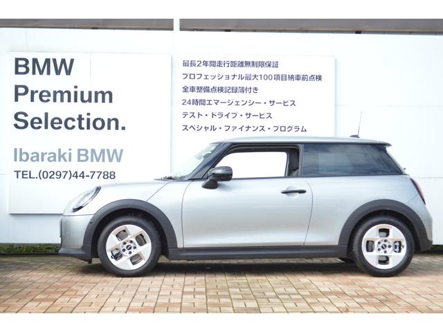 ＭＩＮＩ クーパーＣ　エッセンシャル・トリム　正規認定中古車　ワンオーナー　走行１８００ｋｍ　純正ナビ　バックカメラ　ＡＣＣ　障害物センサー　ヘッドアップディスプレイ　ＥＴＣ車載器　ワイヤレス充電器　アンビエントライト　ＬＥＤヘッドライト（5枚目）