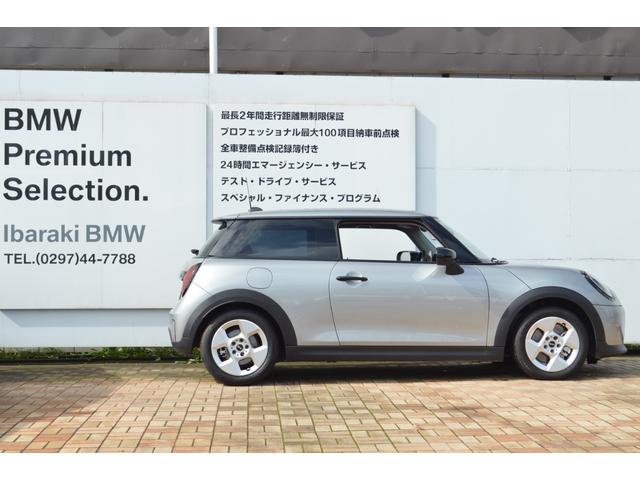 ＭＩＮＩ クーパーＣ　エッセンシャル・トリム　正規認定中古車　ワンオーナー　走行１８００ｋｍ　純正ナビ　バックカメラ　ＡＣＣ　障害物センサー　ヘッドアップディスプレイ　ＥＴＣ車載器　ワイヤレス充電器　アンビエントライト　ＬＥＤヘッドライト（6枚目）