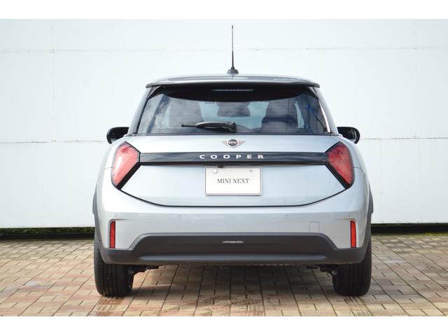 ＭＩＮＩ クーパーＣ　エッセンシャル・トリム　正規認定中古車　ワンオーナー　走行１８００ｋｍ　純正ナビ　バックカメラ　ＡＣＣ　障害物センサー　ヘッドアップディスプレイ　ＥＴＣ車載器　ワイヤレス充電器　アンビエントライト　ＬＥＤヘッドライト（7枚目）