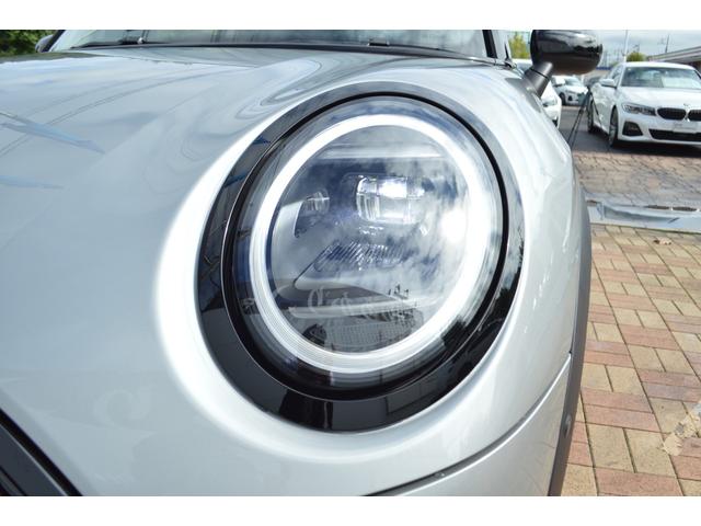 ＭＩＮＩ クーパーＣ　エッセンシャル・トリム　正規認定中古車　ワンオーナー　走行１８００ｋｍ　純正ナビ　バックカメラ　ＡＣＣ　障害物センサー　ヘッドアップディスプレイ　ＥＴＣ車載器　ワイヤレス充電器　アンビエントライト　ＬＥＤヘッドライト（8枚目）