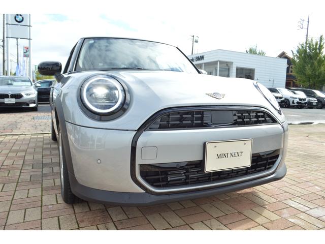 ＭＩＮＩ クーパーＣ　エッセンシャル・トリム　正規認定中古車　ワンオーナー　走行１８００ｋｍ　純正ナビ　バックカメラ　ＡＣＣ　障害物センサー　ヘッドアップディスプレイ　ＥＴＣ車載器　ワイヤレス充電器　アンビエントライト　ＬＥＤヘッドライト（9枚目）