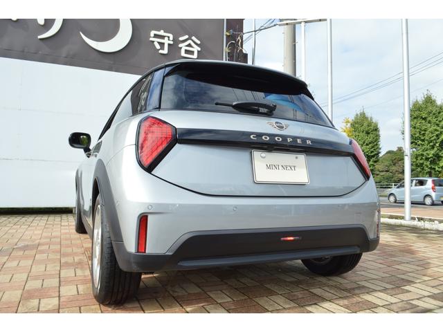 ＭＩＮＩ クーパーＣ　エッセンシャル・トリム　正規認定中古車　ワンオーナー　走行１８００ｋｍ　純正ナビ　バックカメラ　ＡＣＣ　障害物センサー　ヘッドアップディスプレイ　ＥＴＣ車載器　ワイヤレス充電器　アンビエントライト　ＬＥＤヘッドライト（11枚目）