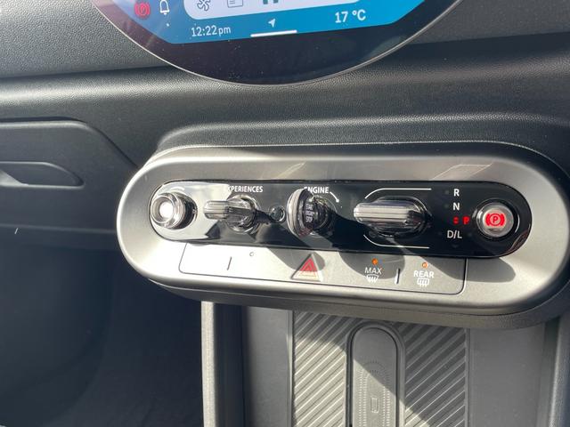 ＭＩＮＩ クーパーＣ　エッセンシャル・トリム　正規認定中古車　ワンオーナー　走行１８００ｋｍ　純正ナビ　バックカメラ　ＡＣＣ　障害物センサー　ヘッドアップディスプレイ　ＥＴＣ車載器　ワイヤレス充電器　アンビエントライト　ＬＥＤヘッドライト（17枚目）