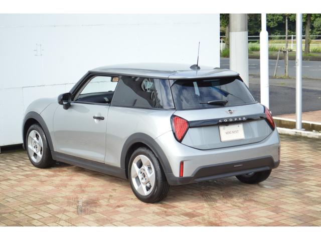 ＭＩＮＩ クーパーＣ　エッセンシャル・トリム　正規認定中古車　ワンオーナー　走行１８００ｋｍ　純正ナビ　バックカメラ　ＡＣＣ　障害物センサー　ヘッドアップディスプレイ　ＥＴＣ車載器　ワイヤレス充電器　アンビエントライト　ＬＥＤヘッドライト（24枚目）