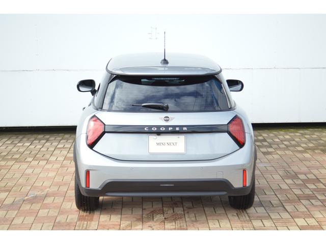 ＭＩＮＩ クーパーＣ　エッセンシャル・トリム　正規認定中古車　ワンオーナー　走行１８００ｋｍ　純正ナビ　バックカメラ　ＡＣＣ　障害物センサー　ヘッドアップディスプレイ　ＥＴＣ車載器　ワイヤレス充電器　アンビエントライト　ＬＥＤヘッドライト（25枚目）